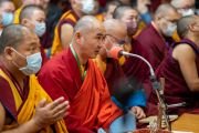 Мастер ритуального пения из Монголии возглавляет молебен, в то время как Его Святейшество Далай-лама выполняет подготовительные практики к предварительному посвящению Чакрасамвары. Дхарамсала, штат Химачал-Прадеш, Индия. 8 марта 2023 г. Фото: Тензин Чойджор (офис ЕСДЛ).