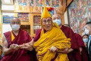 Его Святейшество Далай-лама прибывает в главный тибетский храм, чтобы принять участие в молебне о долголетии, который поднесет ему Центральная тибетская администрация. Дхарамсала, штат Химачал-Прадеш, Индия. 15 марта 2023 г. Фото: Тензин Чойджор (офис ЕСДЛ).