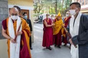 Его Святейшество Далай-лама направляется из своей резиденции в главный тибетский храм, где пройдет молебен о долголетии, организованный для него Центральной тибетской администрацией. Дхарамсала, штат Химачал-Прадеш, Индия. 15 марта 2023 г. Фото: Тензин Чойджор (офис ЕСДЛ).