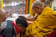 Во время молебна о долголетии, организованного Центральной тибетской администрацией, Его Святейшество Далай-лама благословляет сикьонга Пенпу Церинга. Дхарамсала, штат Химачал-Прадеш, Индия. 15 марта 2023 г. Фото: Тензин Чойджор (офис ЕСДЛ).