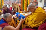 Главы различных буддийских традиций Тибета совершают подношения Его Святейшеству Далай-ламе. Дхарамсала, штат Химачал-Прадеш, Индия. 15 марта 2023 г. Фото: Тензин Чойджор (офис ЕСДЛ).