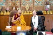 В конце первого дня двухдневного диалога на тему «Лидерство и счастье» Его Святейшество Далай-лама слушает заключительную речь Артура Брукса. Дхарамсала, штат Химачал-Прадеш, Индия. 23 марта 2023 г. Фото: Тензин Чойджор (офис ЕСДЛ).