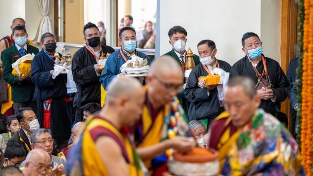 Далай-ламе поднесли молебен о долголетии