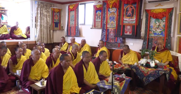 Ганден Три Ринпоче вознес молитвы у святого тела Ламы Сопы Ринпоче