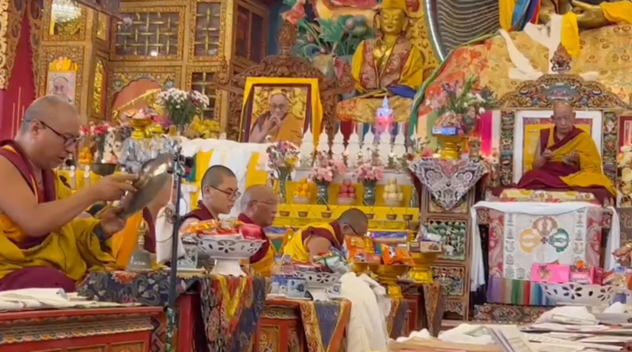 Ганден Три Ринпоче вознес молитвы у святого тела Ламы Сопы Ринпоче Ганден Три Ринпоче вознес молитвы у святого тела Ламы Сопы Ринпоче