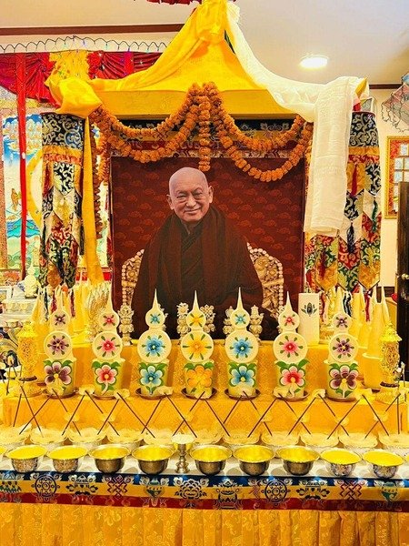 Ганден Три Ринпоче вознес молитвы у святого тела Ламы Сопы Ринпоче Ганден Три Ринпоче вознес молитвы у святого тела Ламы Сопы Ринпоче