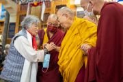 Прежде чем покинуть главный тибетский храм по завершении молебна о долголетии, Его Святейшество Далай-лама приветствует Кхандо Чазоцанга, бывшего генерального секретаря фонда «Тибетские дома» в Массури. Дхарамсала, штат Химачал-Прадеш, Индия. 5 апреля 2023 г. Фото: Тензин Чойджор (офис ЕСДЛ).