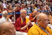 Делегаты первого Глобального буддийского саммита участвуют в молебне в начале специальной сессии на тему «Вклад буддийской Дхармы и Сангхи в дело мира во всем мире». Нью-Дели, Индия. 21 апреля 2023 г. Фото: Тензин Чойджор (офис ЕСДЛ).