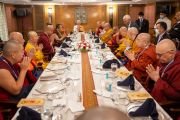 Его Святейшество Далай-лама обедает с почетными гостями и делегатами первого Глобального буддийского саммита. Нью-Дели, Индия. 21 апреля 2023 г. Фото: Тензин Чойджор (офис ЕСДЛ).