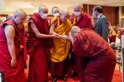 Покидая сцену по завершении специальной сессии Первого глобального буддийского саммита, Его Святейшество Далай-лама приветствует досточтимого Дхаммапию, генерального секретаря Совета буддийской сангхи Северо-Восточной Индии. Нью-Дели, Индия. 21 апреля 2023 г. Фото: Тензин Чойджор (офис ЕСДЛ).