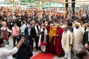 Его Святейшество Далай-лама в сопровождении других почетных гостей и высокопоставленных лиц готовится подняться на сцену в начале празднования серебряного юбилея известной группы поддержки Тибета «Бхарат Тиббат Сахьог Манч». Дхарамсала, штат Химачал-Прадеш, Индия. 5 мая 2023 г. Фото: Тензин Чойджор (офис ЕСДЛ)