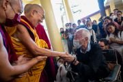 Направляясь в свою резиденцию по завершении молитвенного собрания «Мани дхондуп», Его Святейшество Далай-лама приветствует пожилого тибетца. Дхарамсала, штат Химачал-Прадеш, Индия. 20 мая 2023 г. Фото: Тензин Чойджор (офис ЕСДЛ).