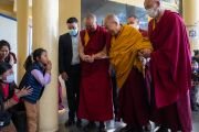 Покидая главный тибетский храм по завершении молитвенного собрания «Мани дхондуп», Его Святейшество Далай-лама приветствует тибетскую девочку. Дхарамсала, штат Химачал-Прадеш, Индия. 20 мая 2023 г. Фото: Тензин Чойджор (офис ЕСДЛ).