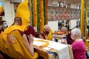 Члены правления ФПМТ досточтимый Роджер Кунсанг (генеральный директор ФПМТ), Кхен Ринпоче Геше Чоньи (настоятель монастыря Копан) и Паула Де Вис подносят мандалу Его Святейшеству Далай-ламе. Дхарамсала, штат Химачал-Прадеш, Индия. 24 мая 2023 г. Фото: Тензин Чойджор (офис ЕСДЛ).