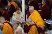 Участники церемонии, организованной Фондом Поддержания Махаянской Традиции (ФПМТ), читают молитвы о долголетии Его Святейшества Далай-ламы. Дхарамсала, штат Химачал-Прадеш, Индия. 24 мая 2023 г. Фото: Тензин Чойджор (офис ЕСДЛ).