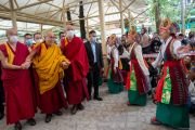 Тибетские девушки поют традиционную тибетскую песню, в то время как Его Святейшество Далай-лама идет к месту проведения учений. Дхарамсала, штат Химачал-Прадеш, Индия. 30 мая 2023 г. Фото: Тензин Чойджор (офис ЕСДЛ).
