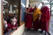 По пути в главный тибетский храм Его Святейшество Далай-лама приветствует юных монахов, сидящих в храме Калачакры. Дхарамсала, штат Химачал-Прадеш, Индия. 30 мая 2023 г. Фото: Тензин Чойджор (офис ЕСДЛ).
