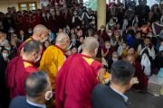 Направляясь в свою резиденцию по завершении первого дня учений для тибетской молодежи, Его Святейшество Далай-лама приветствует собравшихся во дворе главного тибетского храма. Дхарамсала, штат Химачал-Прадеш, Индия. 30 мая 2023 г. Фото: Тензин Чойджор (офис ЕСДЛ).