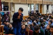 Во время первого дня учений для тибетской молодежи юный тибетец задает вопрос Его Святейшеству Далай-ламе. Дхарамсала, штат Химачал-Прадеш, Индия. 30 мая 2023 г. Фото: Тензин Чойджор (офис ЕСДЛ).
