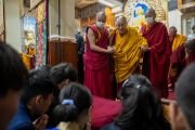 Перед тем как отправиться в свою резиденцию по завершении первого дня учений для тибетской молодежи, Его Святейшество Далай-лама обращается к ученикам, собравшимся в главном тибетском храме. Дхарамсала, штат Химачал-Прадеш, Индия. 30 мая 2023 г. Фото: Тензин Чойджор (офис ЕСДЛ).