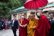 Его Святейшество Далай-лама идет к главному тибетскому храму в начале первого дня учений для тибетской молодежи. Дхарамсала, штат Химачал-Прадеш, Индия. 30 мая 2023 г. Фото: Тензин Чойджор (офис ЕСДЛ).