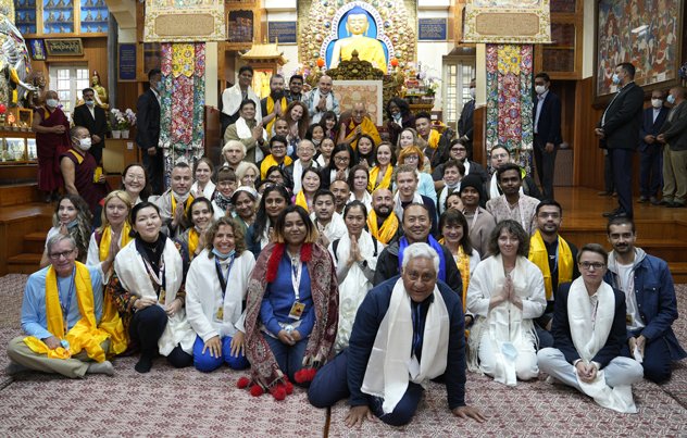 Русскоязычные слушатели курсов философии традиции Наланда получили аудиенцию у Далай-ламы Русскоязычные слушатели курсов философии традиции Наланда получили аудиенцию у Далай-ламы