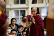 Во время встречи Его Святейшества Далай-ламы со студентами и выпускниками магистерского и дипломного курсов философии буддизма традиции Наланда (Nalanda Masters and Diploma Course) монахиня задает вопрос духовному лидеру. Дхарамсала, штат Химачал-Прадеш, Индия. 2 июня 2023 г. Фото: Тензин Чойджор (офис ЕСДЛ).