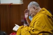 Его Святейшество Далай-лама обращается к более чем 500 студентов и выпускников магистерского и дипломного курсов философии буддизма традиции Наланда (Nalanda Masters and Diploma Course). Дхарамсала, штат Химачал-Прадеш, Индия. 2 июня 2023 г. Фото: Тензин Чойджор (офис ЕСДЛ).