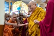 По завершении учений монахи из Таиланда дотрагиваются до руки Его Святейшества Далай-ламы. Дхарамсала, штат Химачал-Прадеш, Индия. 4 июня 2023 г. Фото: Тензин Чойджор (офис ЕСДЛ).