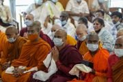 Члены Молодежного буддийского общества Индии вместе с участниками ретрита в Центре медитации «Тушита» наблюдают, как Его Святейшество Далай-лама входит в зал собраний своей резиденции. Дхарамсала, штат Химачал-Прадеш, Индия. 13 июня 2023 г. Фото: дост. Тензин Джампхел (офис ЕСДЛ).
