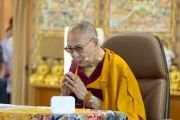 В то время как обращение к членам Молодежного буддийского общества Индии переводится на хинди, духовный лидер про себя читает молитву. Дхарамсала, штат Химачал-Прадеш, Индия. 13 июня 2023 г. Фото: дост. Тензин Джампхел (офис ЕСДЛ).