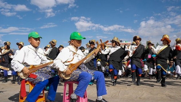 Далай-лама посетил Тибетскую детскую деревню в Чогламсаре Далай-лама посетил Тибетскую детскую деревню в Чогламсаре