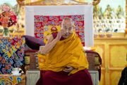 Обращаясь к собравшимся на приветственной церемонии в своей резиденции в Шевацель, Его Святейшество Далай-лама в шутку говорит всем, как хорошо он выглядит для своего возраста. Ле, Ладак, Индия. 11 июля 2023 г. Фото: Тензин Чойджор (офис ЕСДЛ).