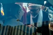 Член мусульманской общины приветствует Его Святейшество Далай-ламу, прилетевшего из Дели в аэропорт им. Кушока Бакулы Ринпоче в Ле. Ладак, Индия. 11 июля 2023 г. Фото: Тензин Чойджор (офис ЕСДЛ).