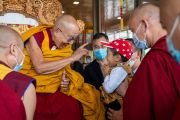 По завершении первого дня учений на площадке Шевацель Его Святейшество Далай-лама приветствует маленького мальчика. Ле, Ладак, Индия. 21 июля 2023 г. Фото: Тензин Чойджор (офис ЕСДЛ).
