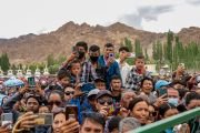 Слушатели, собравшиеся на площадке Шевацель, фотографируют Его Святейшество Далай-ламу, который возвращается в свою резиденцию по завершении первого дня учений. Ле, Ладак, Индия. 21 июля 2023 г. Фото: Тензин Чойджор (офис ЕСДЛ).