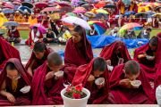 Юные монахи едят рис, которым по традиции угостили всех слушателей во время второго дня учений Его Святейшества Далай-ламы. Ле, Ладак, Индия. 23 июля 2023 г. Фото: Тензин Чойджор (офис ЕСДЛ).