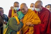 По завершении встречи с членами тибетского сообщества Ладака, организованной на площадке школы Тибетской детской деревни Чогламсара, Его Святейшество Далай-лама приветствует ладакскую женщину. Ле, Ладак, Индия. 26 июля 2023 г. Фото: Тензин Чойджор (офис ЕСДЛ). По завершении встречи с членами тибетского сообщества Ладака, организованной на площадке школы Тибетской детской деревни Чогламсара, Его Святейшество Далай-лама приветствует ладакскую женщину. Ле, Ладак, Индия. 26 июля 2023 г. Фото: Тензин Чойджор (офис ЕСДЛ).