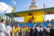 Его Святейшество Далай-лама благодарит артистов, которые выступали во время его встречи с членами тибетского сообщества Ладака. Ле, Ладак, Индия. 26 июля 2023 г. Фото: Тензин Чойджор (офис ЕСДЛ). Его Святейшество Далай-лама благодарит артистов, которые выступали во время его встречи с членами тибетского сообщества Ладака. Ле, Ладак, Индия. 26 июля 2023 г. Фото: Тензин Чойджор (офис ЕСДЛ).