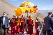 Его Святейшество Далай-лама прибывает к статуе Будды, возведенной бывшими военнослужащими пехотного полка индийской армии «Ладакские скауты». Ле, Ладак, Индия. 31 июля 2023 г. Фото: Тензин Чойджор (офис ЕСДЛ).