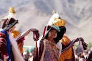 Ладакские женщины в национальных костюмах выступают во время паломничества Его Святейшества Далай-ламы к статуе Будды. Ле, Ладак, Индия. 31 июля 2023 г. Фото: Тензин Чойджор (офис ЕСДЛ).