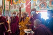 Войдя в павильон, на котором установлена статуя Будды, Его Святейшество Далай-лама совершает церемонию благословения. Ле, Ладак, Индия. 31 июля 2023 г. Фото: Тензин Чойджор (офис ЕСДЛ).