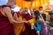 Местная жительница приветствует Его Святейшество Далай-ламу перед его отъездом по завершении паломничества к статуе Будды в деревне Сток. Ле, Ладак, Индия. 31 июля 2023 г. Фото: Тензин Чойджор (офис ЕСДЛ).