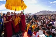 Покидая по завершении паломничества площадку в деревне Сток, где установлена статуя Будды, Его Святейшество Далай-лама приветствует собравшихся. Ле, Ладак, Индия. 31 июля 2023 г. Фото: Тензин Чойджор (офис ЕСДЛ).