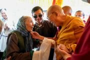 Его Святейшество Далай-лама тепло приветствует Сток Гьялмо, рядом с которой стоит ее внук. Ле, Ладак, Индия. 31 июля 2023 г. Фото: Тензин Чойджор (офис ЕСДЛ).