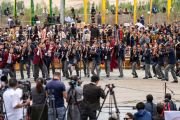 Ученики проводят буддийские философские диспуты во время празднования золотого юбилея сообщества «Ламдон» и открытия Великих летних диспутов (Ярчо ченмо) – 2023. Ле, Ладак, Индия. 7 августа 2023 г. Фото: Тензин Чойджор (офис ЕСДЛ).
