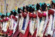 Ученики выступают во время празднования золотого юбилея сообщества «Ламдон» и открытия Великих летних диспутов (Ярчо ченмо) – 2023. Ле, Ладак, Индия. 7 августа 2023 г. Фото: дост. Замлинг Норбу (офис ЕСДЛ).