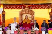 Его Святейшество Далай-лама смотрит выступления учеников во время празднования золотого юбилея сообщества «Ламдон» и открытия Великих летних диспутов (Ярчо ченмо) – 2023. Ле, Ладак, Индия. 7 августа 2023 г. Фото: Тензин Чойджор (офис ЕСДЛ).