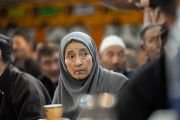 Женщина из мусульманской общины слушает обращения выступающих во время визита Его Святейшества Далай-ламы в мечеть «Имам Барга». Ле, Ладак, Индия. 12 августа 2023 г. Фото: Тензин Чойджор (офис ЕСДЛ).