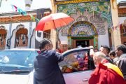 По завершении встречи с членами мусульманской общины Его Святейшество Далай-лама покидает мечеть «Имам Барга». Ле, Ладак, Индия. 12 августа 2023 г. Фото: Тензин Чойджор (офис ЕСДЛ).